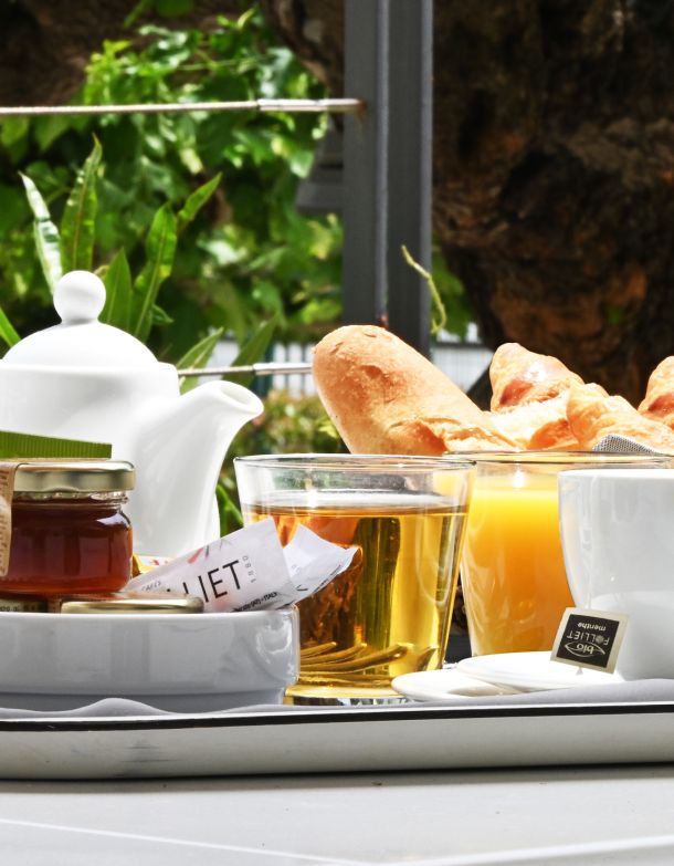 Petit-déjeuner servi à l'hôtel Auberge de la Calanque au Lavandou