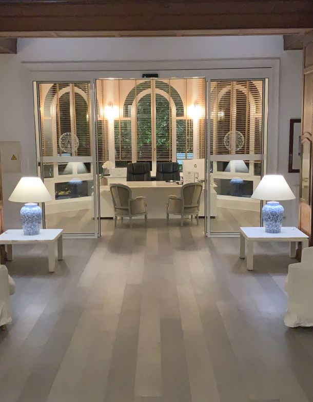 La réception de l'hôtel Auberge de la Calanque au Lavandou est ouverte 24h/24